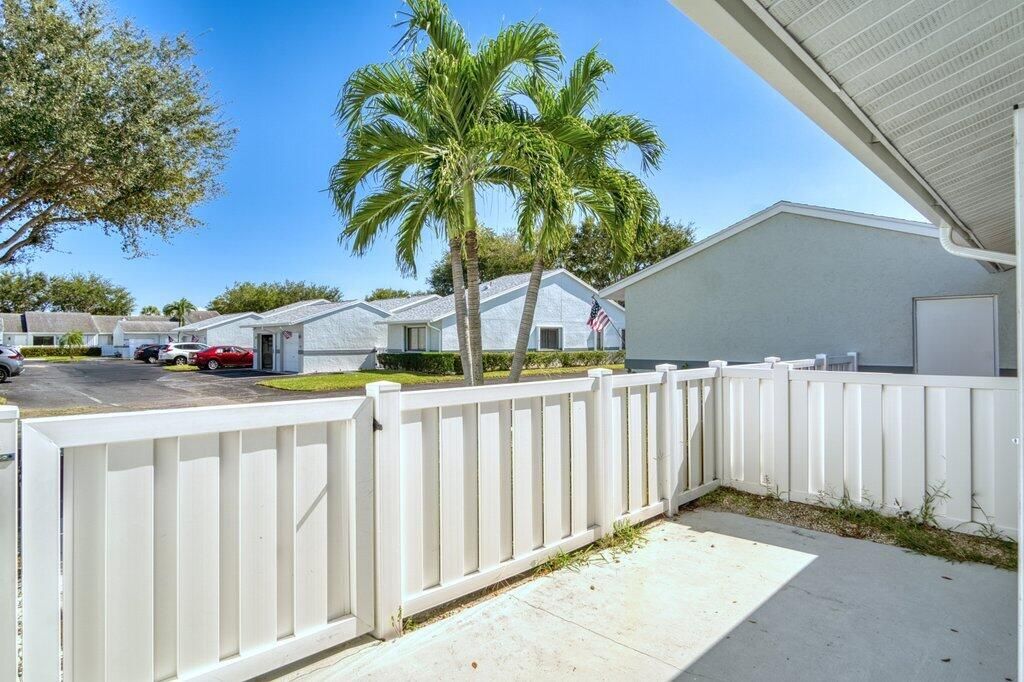 Active With Contract: $239,900 (2 beds, 2 baths, 1116 Square Feet)