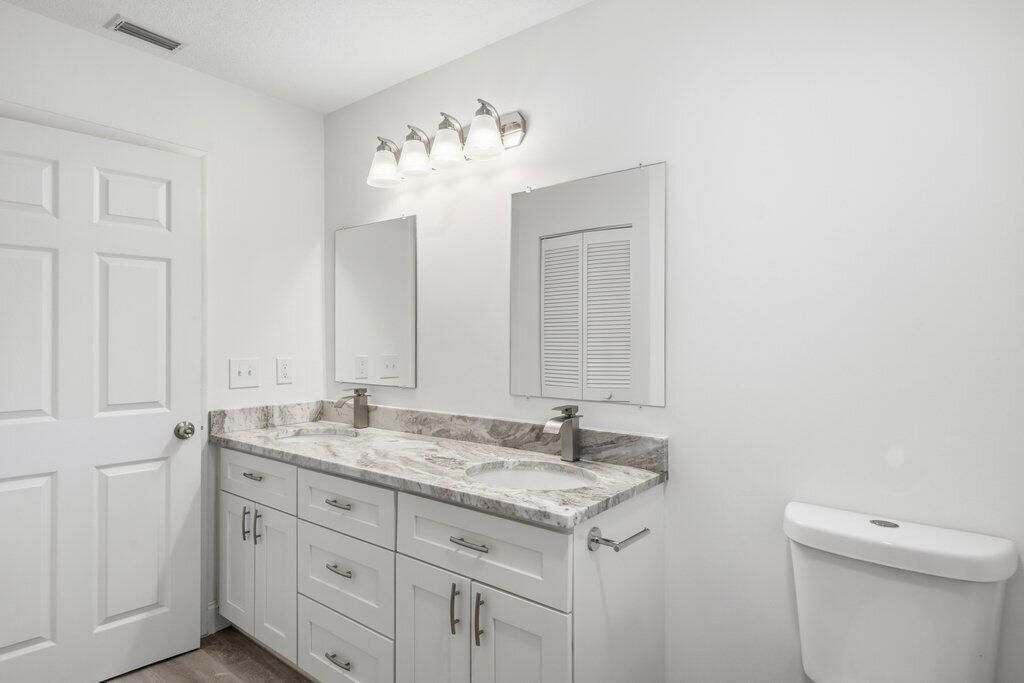 Active With Contract: $239,900 (2 beds, 2 baths, 1116 Square Feet)