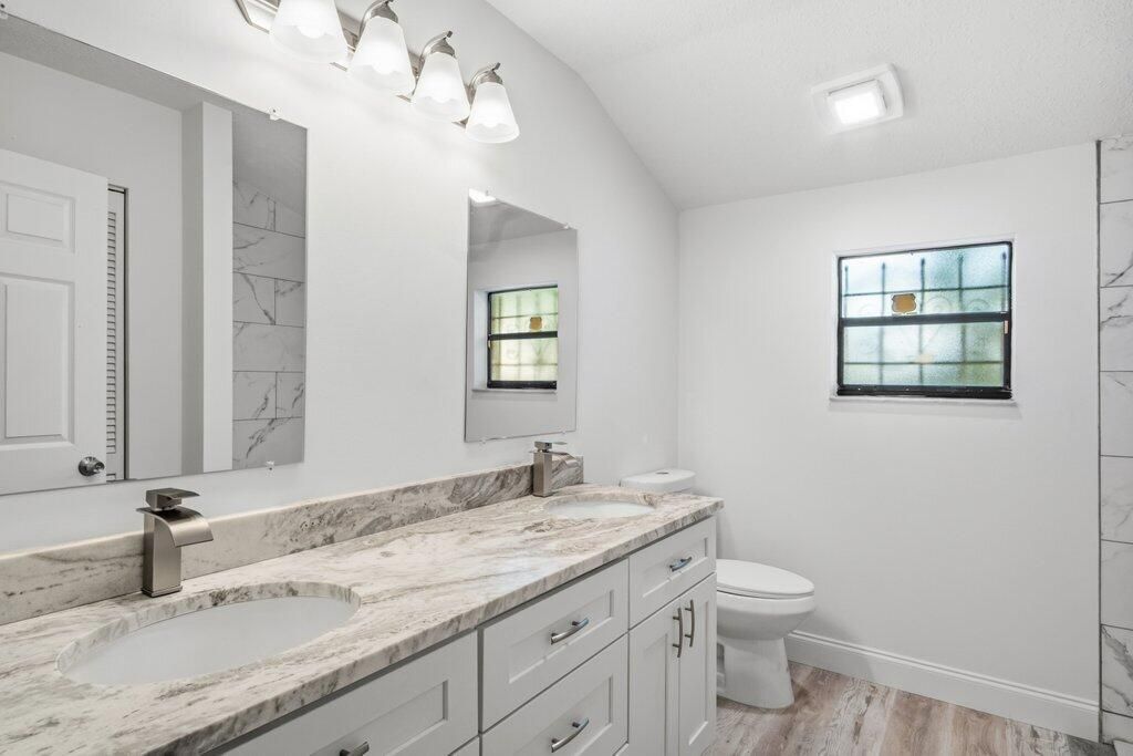 Active With Contract: $239,900 (2 beds, 2 baths, 1116 Square Feet)