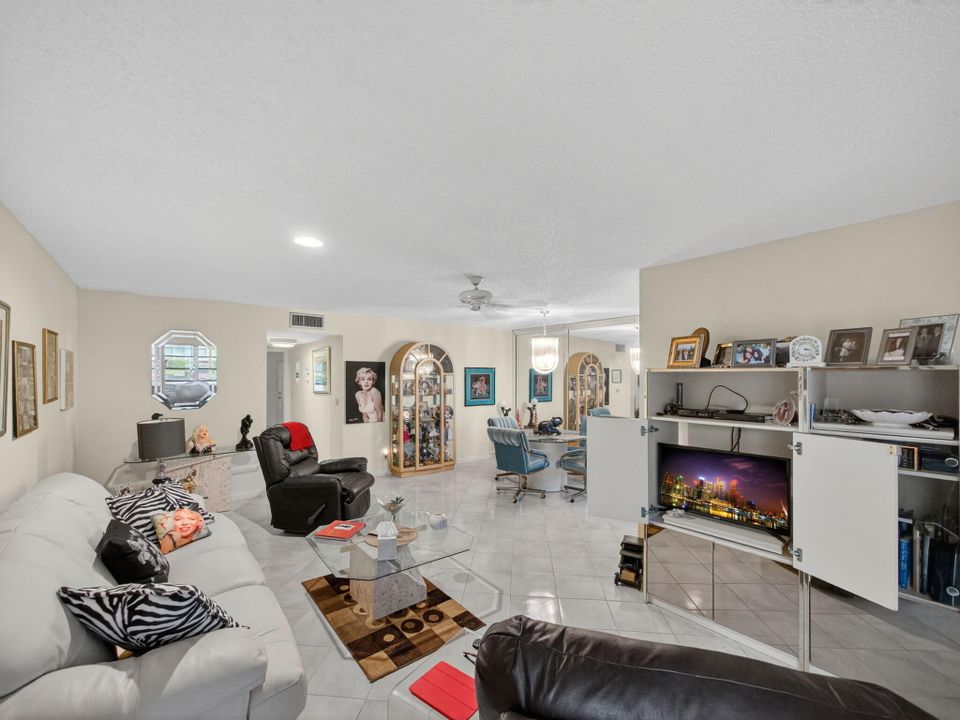 Active With Contract: $122,500 (1 beds, 2 baths, 1068 Square Feet)