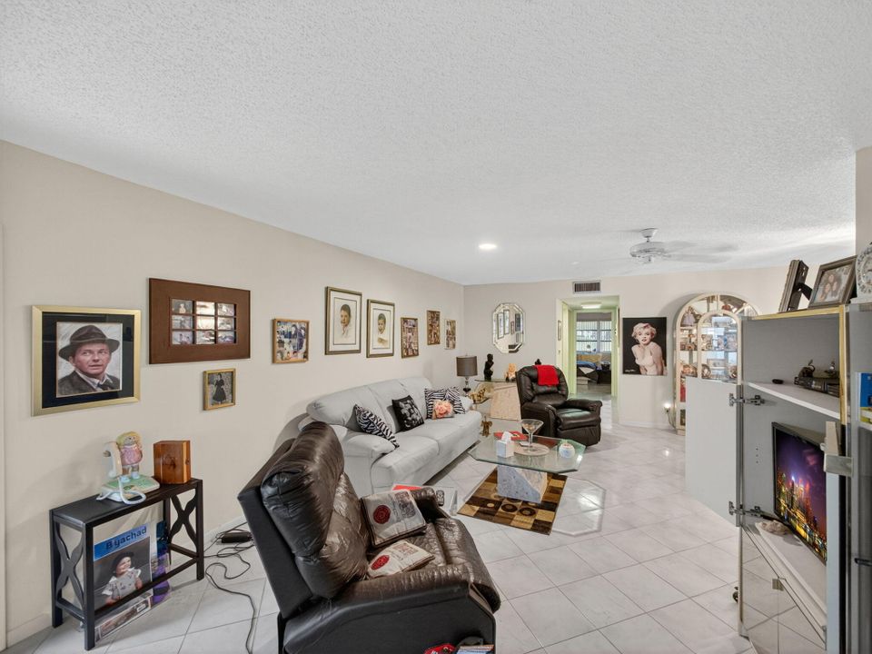 Active With Contract: $122,500 (1 beds, 2 baths, 1068 Square Feet)