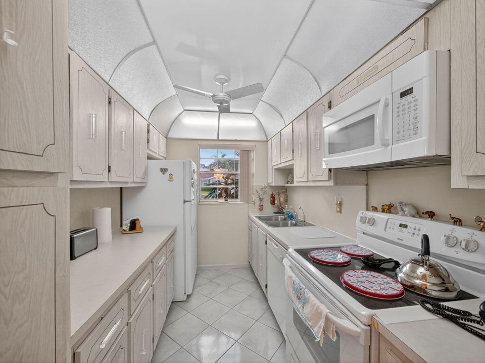 Active With Contract: $122,500 (1 beds, 2 baths, 1068 Square Feet)