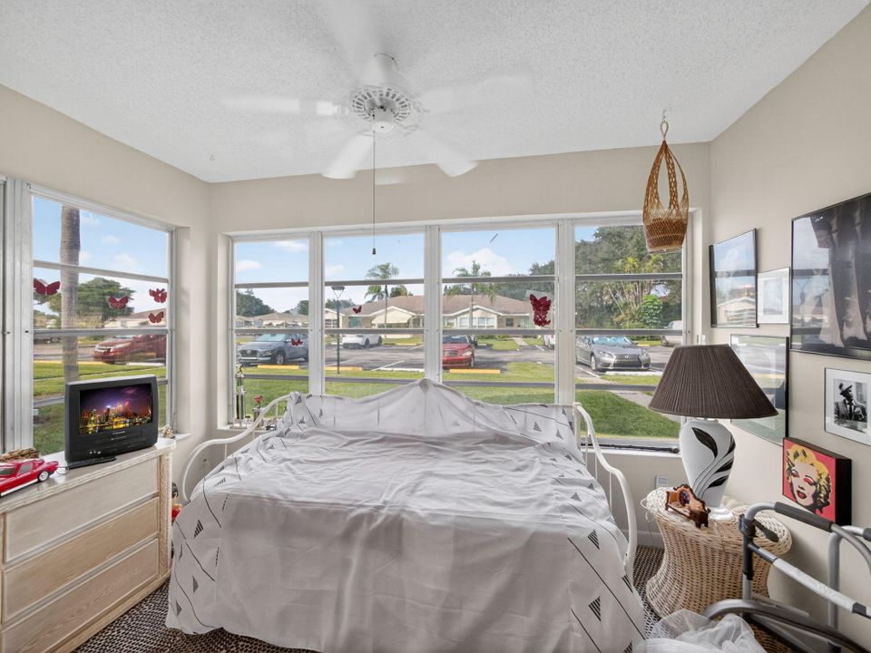 Active With Contract: $122,500 (1 beds, 2 baths, 1068 Square Feet)