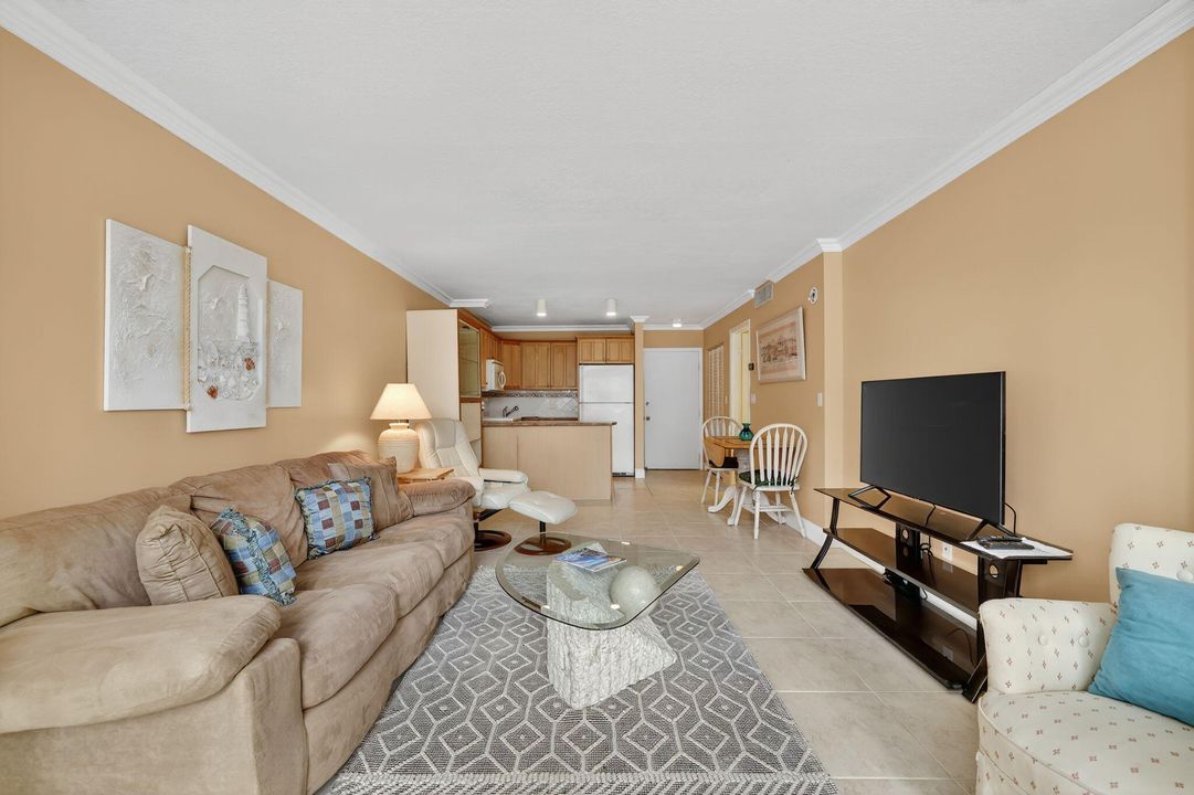 Active With Contract: $199,000 (1 beds, 1 baths, 689 Square Feet)