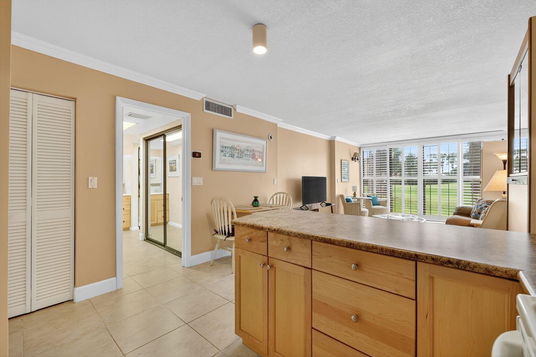 Active With Contract: $199,000 (1 beds, 1 baths, 689 Square Feet)