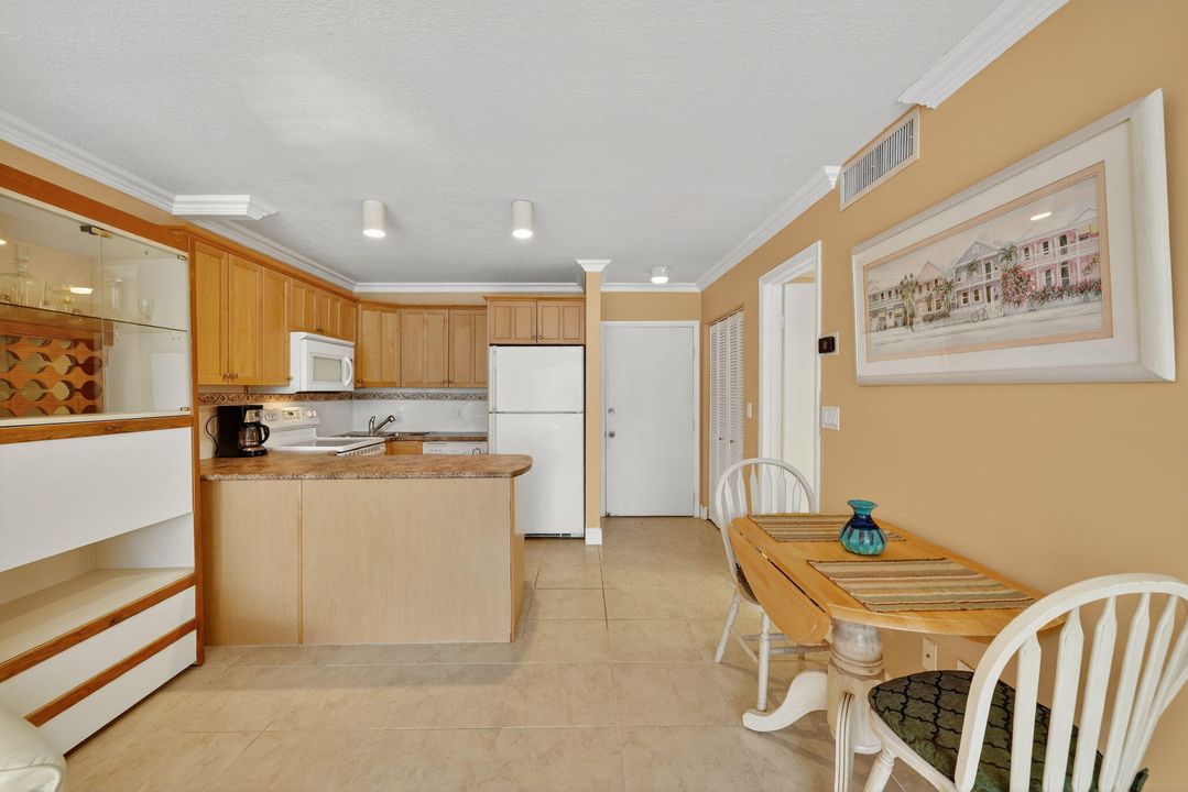 Active With Contract: $199,000 (1 beds, 1 baths, 689 Square Feet)