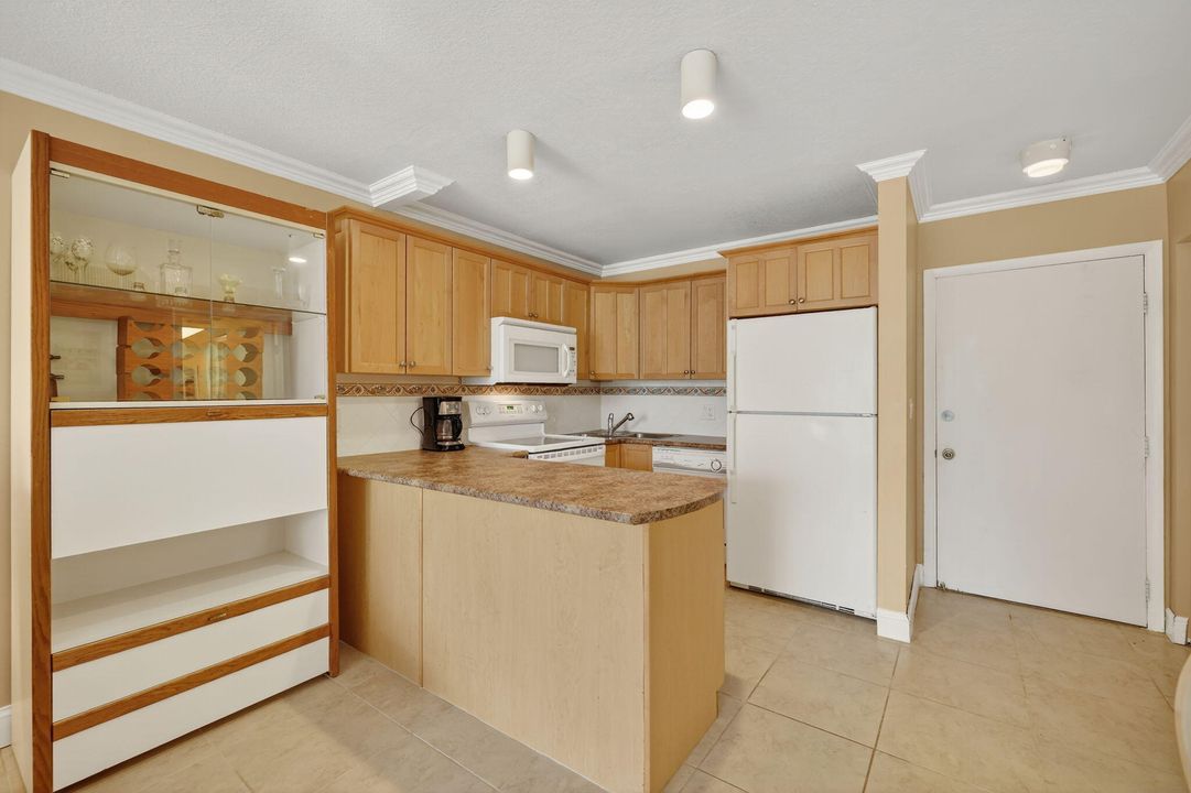 Active With Contract: $199,000 (1 beds, 1 baths, 689 Square Feet)