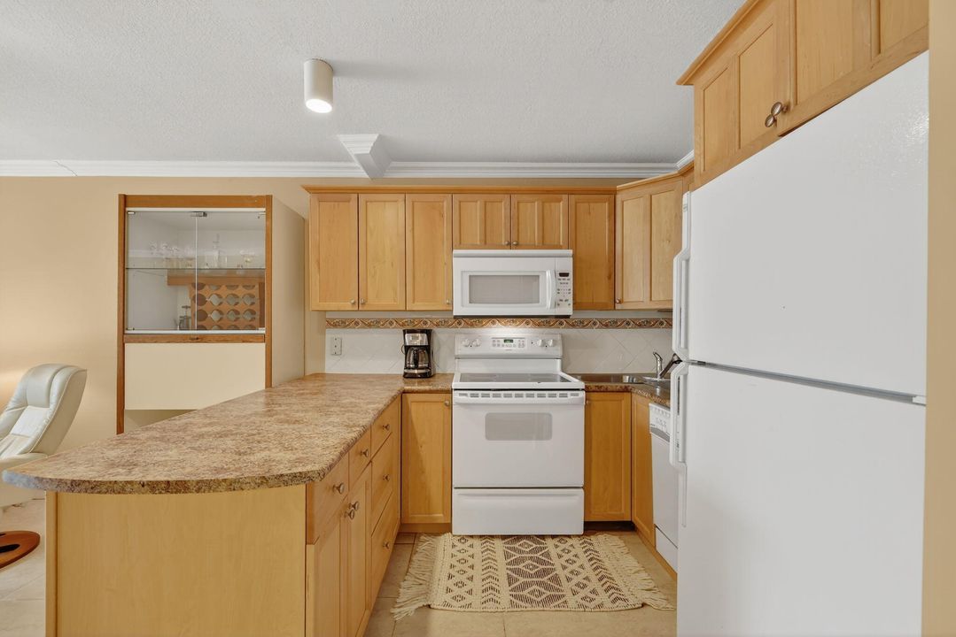Active With Contract: $199,000 (1 beds, 1 baths, 689 Square Feet)