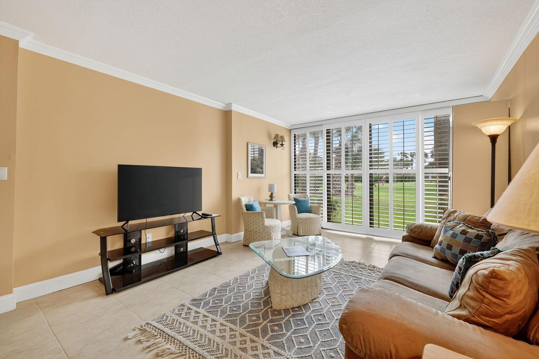 Active With Contract: $199,000 (1 beds, 1 baths, 689 Square Feet)