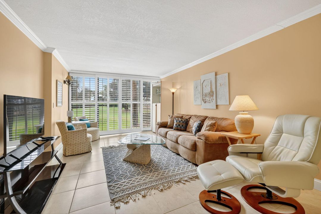 Active With Contract: $199,000 (1 beds, 1 baths, 689 Square Feet)