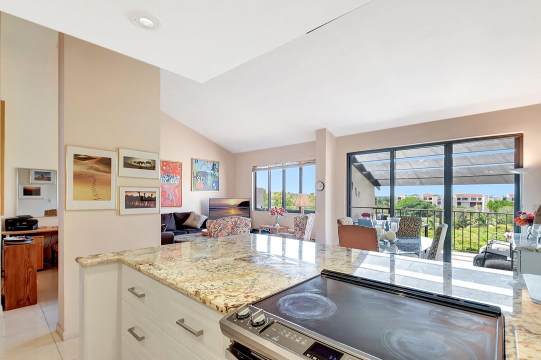 На продажу: $389,000 (2 спален, 2 ванн, 1175 Квадратных фут)