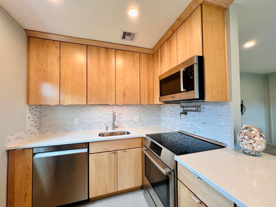 For Sale: $187,000 (2 beds, 1 baths, 798 Square Feet)