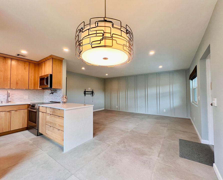 For Sale: $187,000 (2 beds, 1 baths, 798 Square Feet)