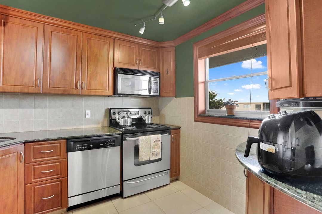 待售: $309,555 (3 贝兹, 3 浴室, 1550 平方英尺)