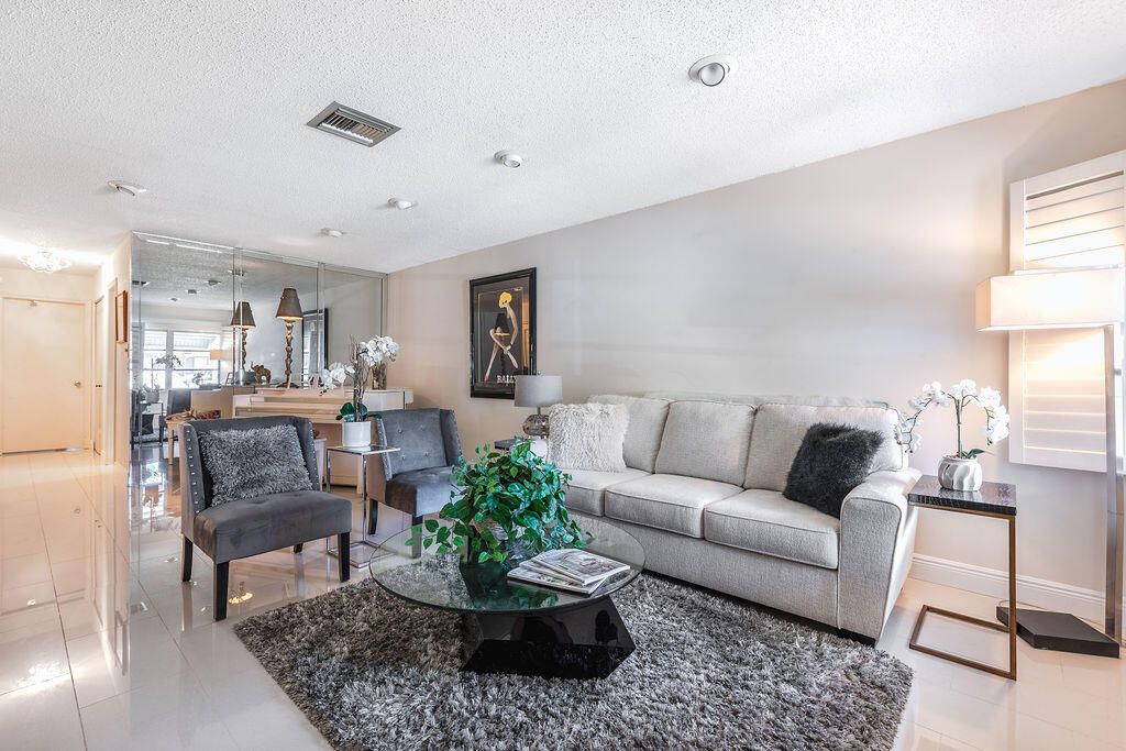 合同活跃: $239,900 (2 贝兹, 2 浴室, 1200 平方英尺)