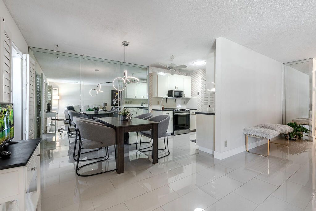 合同活跃: $239,900 (2 贝兹, 2 浴室, 1200 平方英尺)