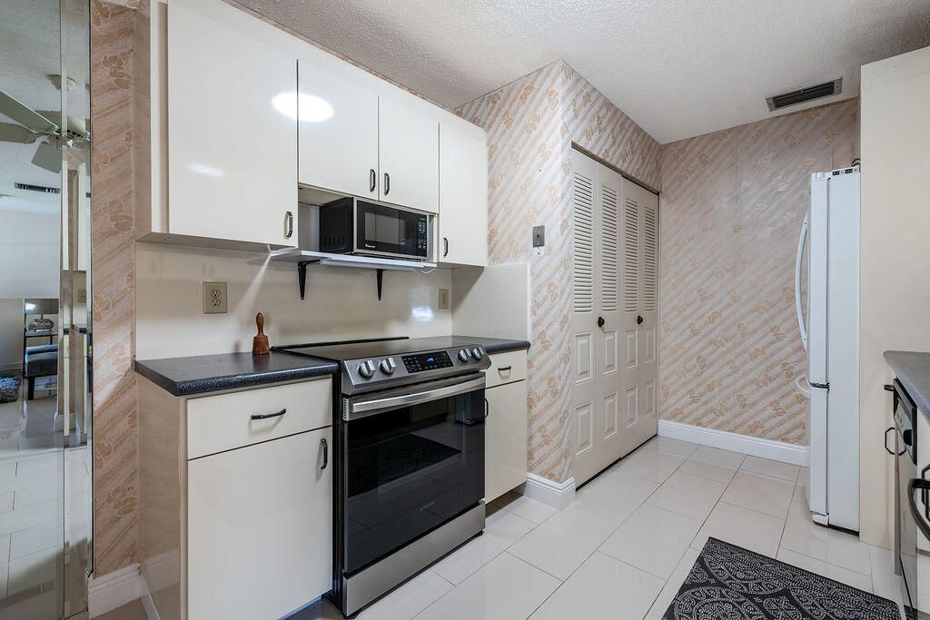 合同活跃: $239,900 (2 贝兹, 2 浴室, 1200 平方英尺)