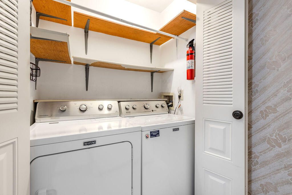 合同活跃: $239,900 (2 贝兹, 2 浴室, 1200 平方英尺)