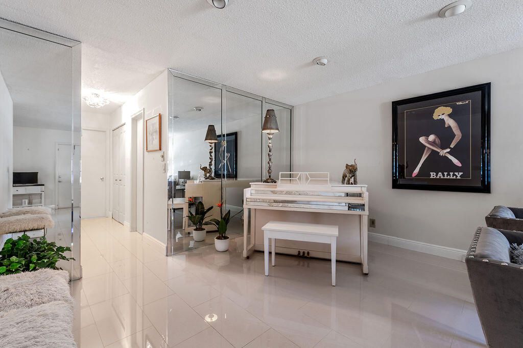 合同活跃: $239,900 (2 贝兹, 2 浴室, 1200 平方英尺)