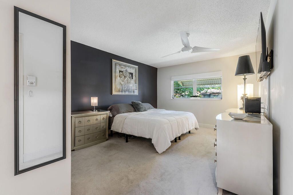 合同活跃: $239,900 (2 贝兹, 2 浴室, 1200 平方英尺)