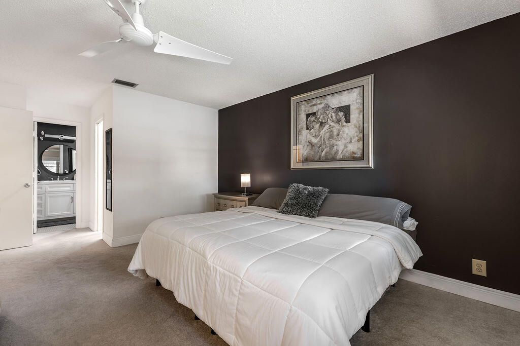 合同活跃: $239,900 (2 贝兹, 2 浴室, 1200 平方英尺)