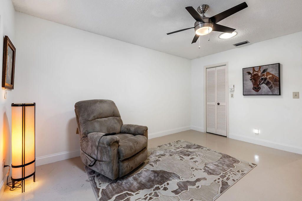 合同活跃: $239,900 (2 贝兹, 2 浴室, 1200 平方英尺)