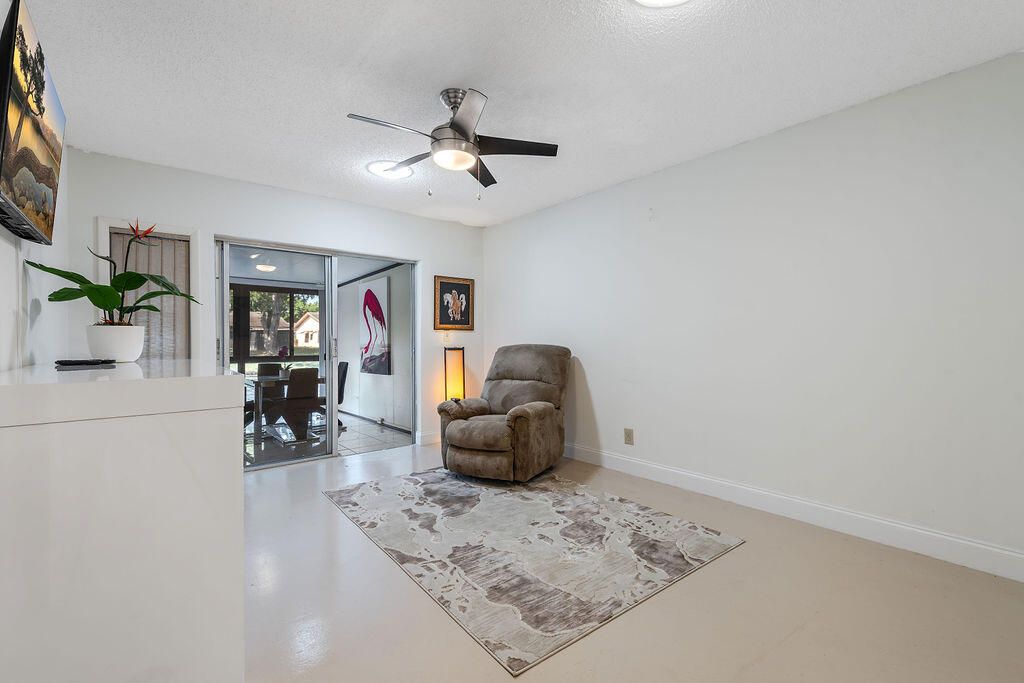 合同活跃: $239,900 (2 贝兹, 2 浴室, 1200 平方英尺)