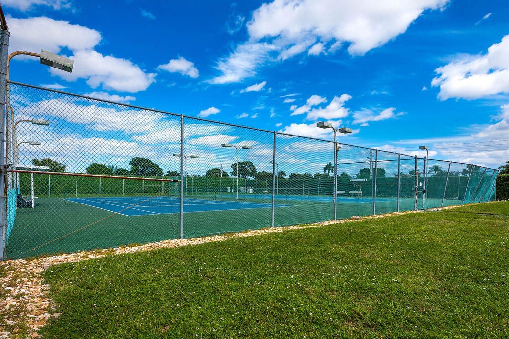 合同活跃: $239,900 (2 贝兹, 2 浴室, 1200 平方英尺)