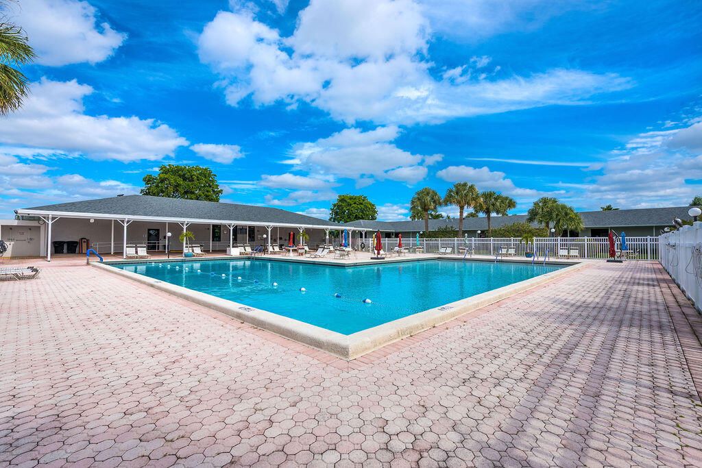 合同活跃: $239,900 (2 贝兹, 2 浴室, 1200 平方英尺)