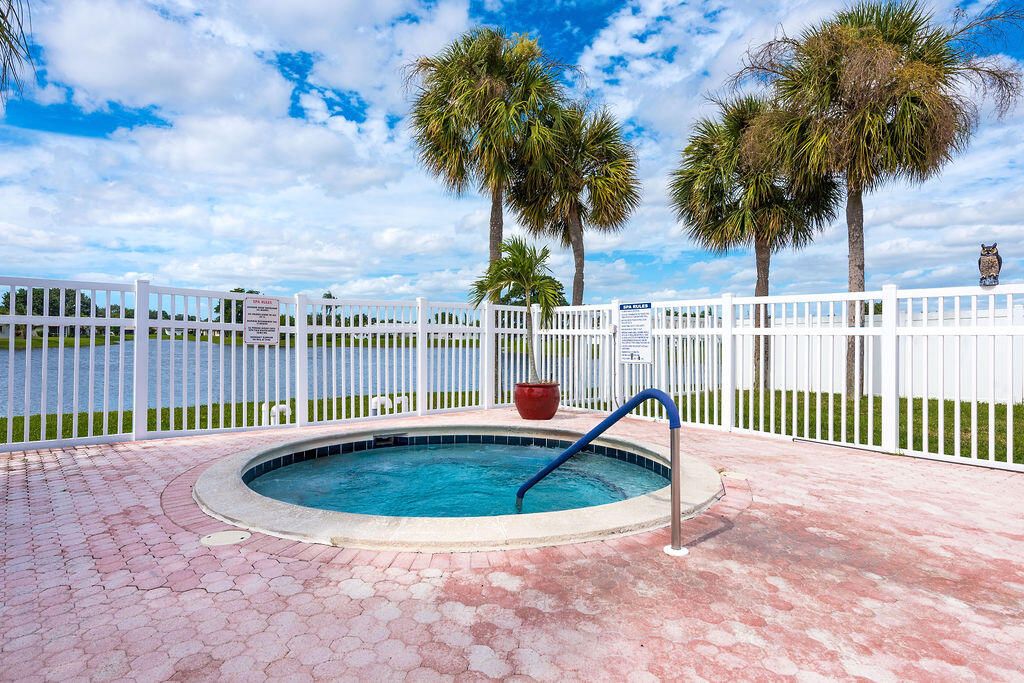 合同活跃: $239,900 (2 贝兹, 2 浴室, 1200 平方英尺)