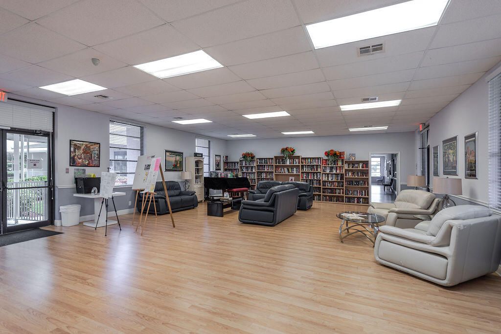 合同活跃: $239,900 (2 贝兹, 2 浴室, 1200 平方英尺)