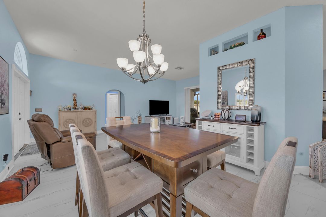 合同活跃: $486,900 (3 贝兹, 2 浴室, 2099 平方英尺)