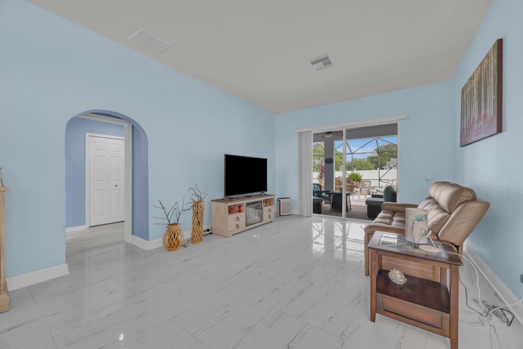 合同活跃: $486,900 (3 贝兹, 2 浴室, 2099 平方英尺)