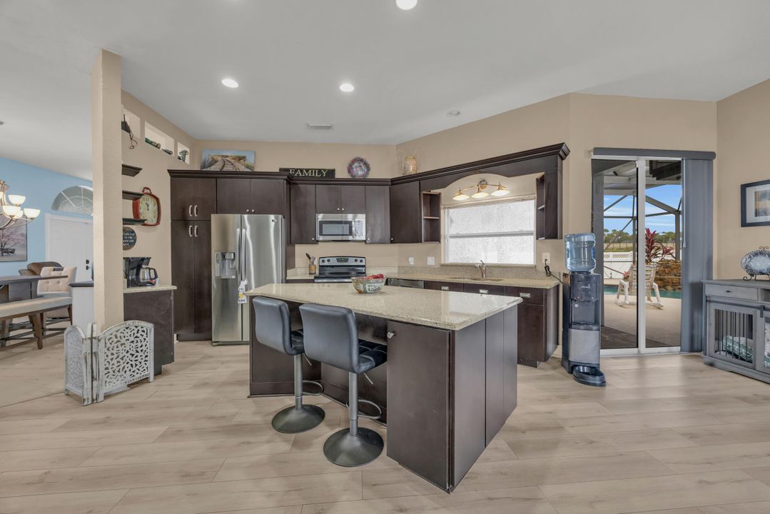 合同活跃: $486,900 (3 贝兹, 2 浴室, 2099 平方英尺)