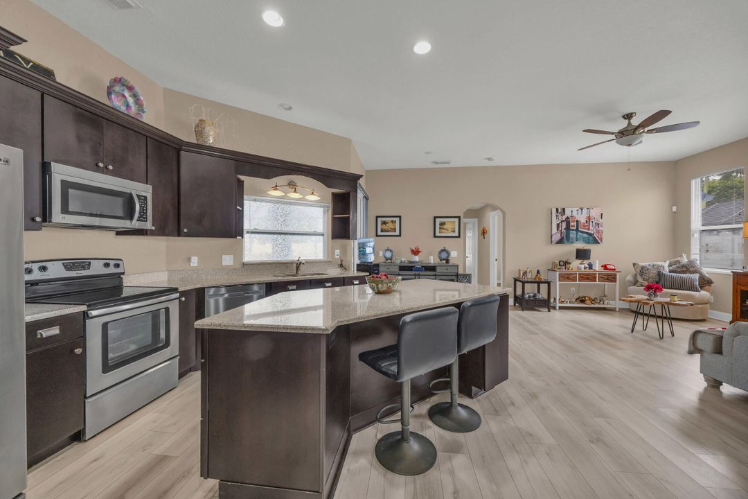 合同活跃: $486,900 (3 贝兹, 2 浴室, 2099 平方英尺)