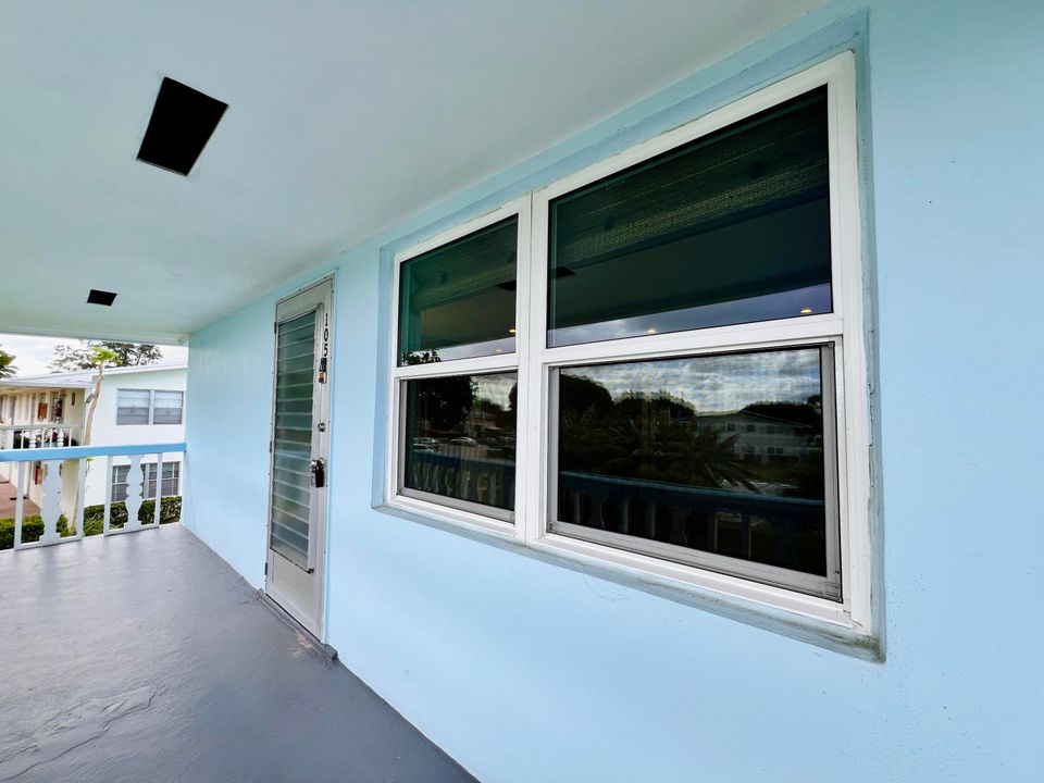 For Sale: $187,000 (2 beds, 1 baths, 798 Square Feet)