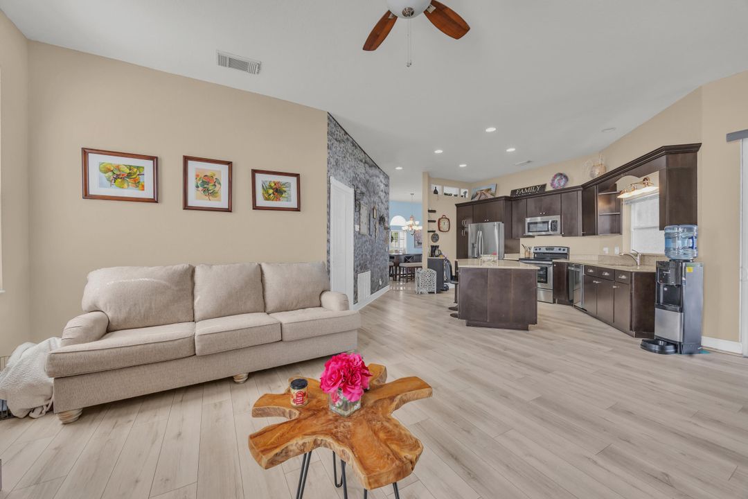 合同活跃: $486,900 (3 贝兹, 2 浴室, 2099 平方英尺)