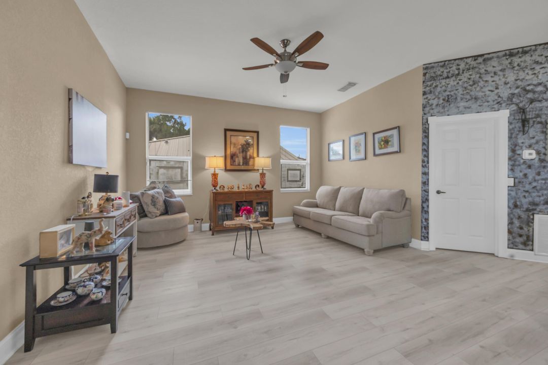 合同活跃: $486,900 (3 贝兹, 2 浴室, 2099 平方英尺)