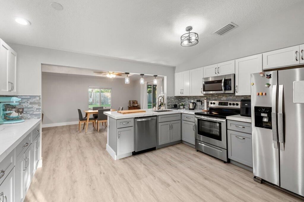 合同活跃: $484,999 (3 贝兹, 2 浴室, 1316 平方英尺)