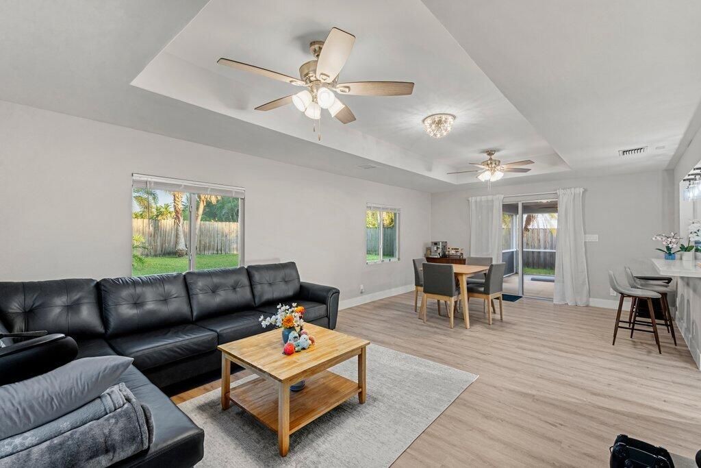 合同活跃: $484,999 (3 贝兹, 2 浴室, 1316 平方英尺)