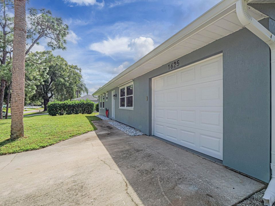 Active With Contract: $289,000 (2 beds, 2 baths, 1440 Square Feet)