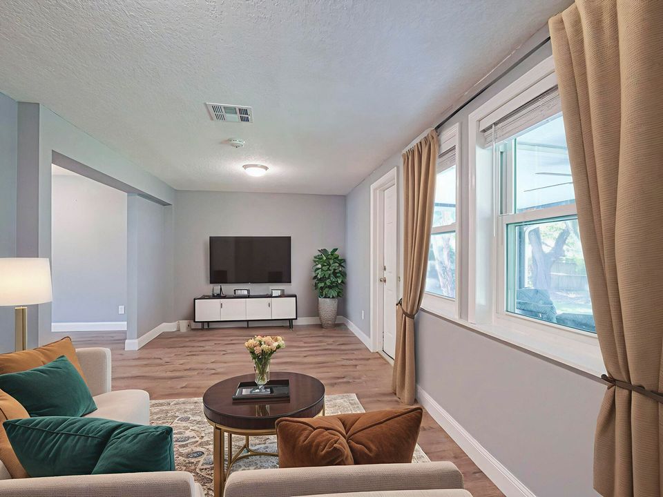 Active With Contract: $289,000 (2 beds, 2 baths, 1440 Square Feet)