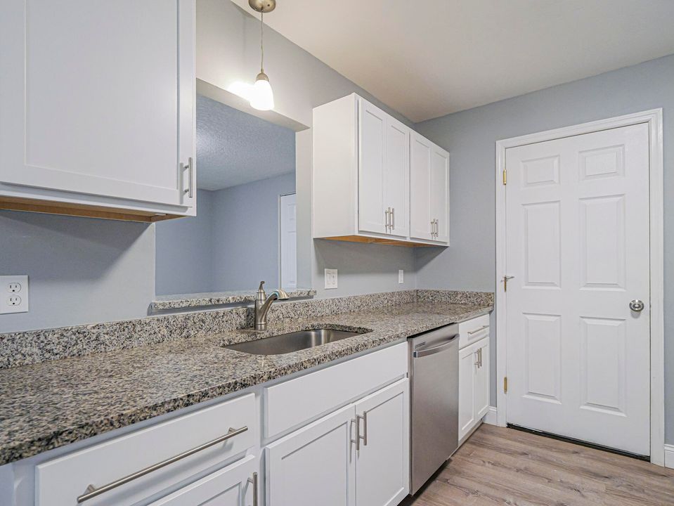 Active With Contract: $289,000 (2 beds, 2 baths, 1440 Square Feet)