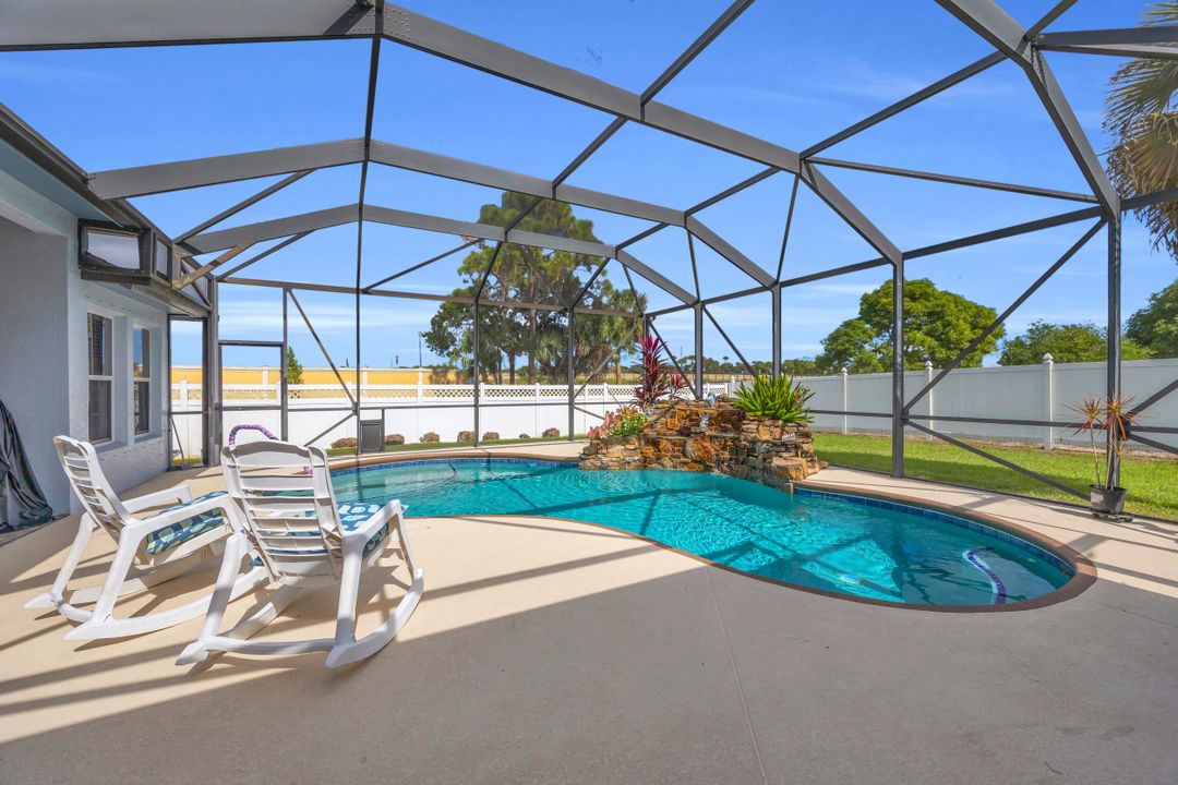 合同活跃: $486,900 (3 贝兹, 2 浴室, 2099 平方英尺)