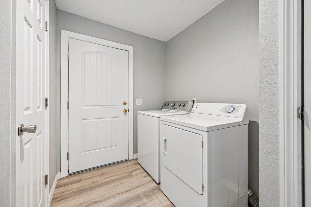 For Sale: $399,900 (2 beds, 2 baths, 1431 Square Feet)