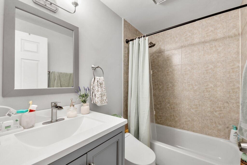 合同活跃: $484,999 (3 贝兹, 2 浴室, 1316 平方英尺)