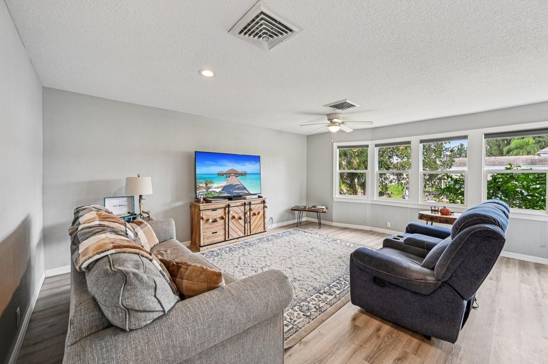 For Sale: $399,900 (2 beds, 2 baths, 1431 Square Feet)