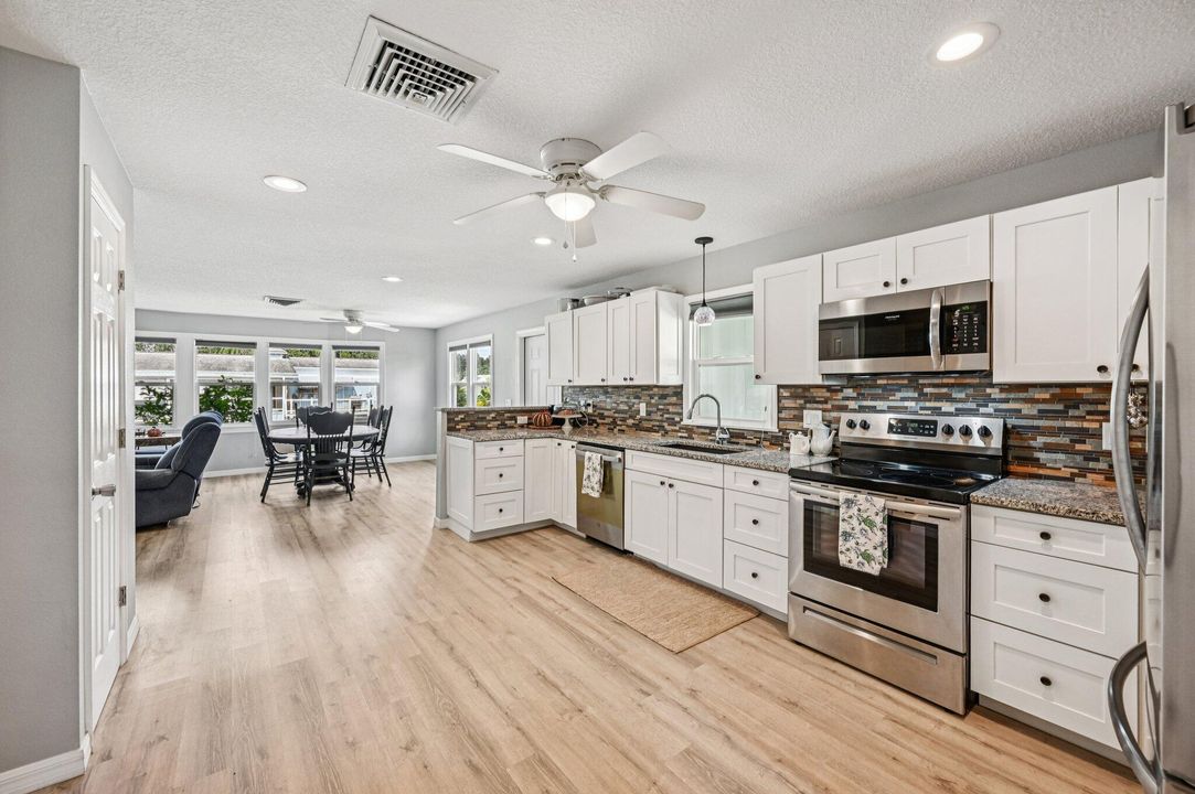 For Sale: $399,900 (2 beds, 2 baths, 1431 Square Feet)