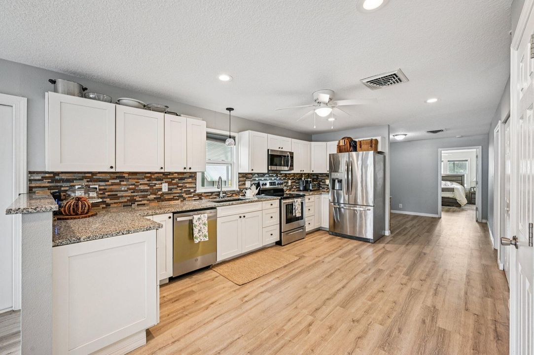 For Sale: $399,900 (2 beds, 2 baths, 1431 Square Feet)