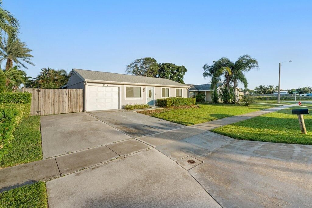 合同活跃: $484,999 (3 贝兹, 2 浴室, 1316 平方英尺)